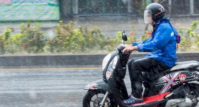 Ikuti Cara Ini Agar Aman Naik Motor Setelah Hujan Deras