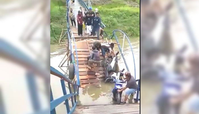 Baru Diresmikan Sebulan Jembatan Kayu Roboh, Ibu dan Anak Tercebur Ke Waduk Saguling