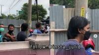 Viral, Pria Mirip Iqbaal Ramadhan Ikut Antre Minyak Goreng di Pinggir Jalan