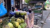 Jalan-jalan di Lombok, Aleix Espargo Takjub Lihat Bensin Eceran dan Emak-emak Bonceng 3