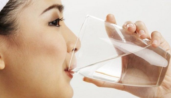 Manfaat Rutin Minum Air Putih saat Bangun Tidur