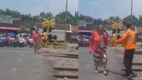 Video Viral Bikin Publik Ketar-Ketir Melihat Aksi Nenek-nenek Jalan Santai di Tengah Rel saat Kereta Akan Lewat