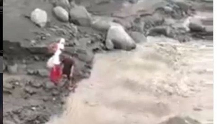 Jembatan Jebol akibat Erupsi Semeru, Anak-anak Sekolah Digendong Seberangi Sungai 