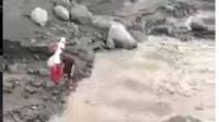 Jembatan Jebol akibat Erupsi Semeru, Anak-anak Sekolah Digendong Seberangi Sungai 