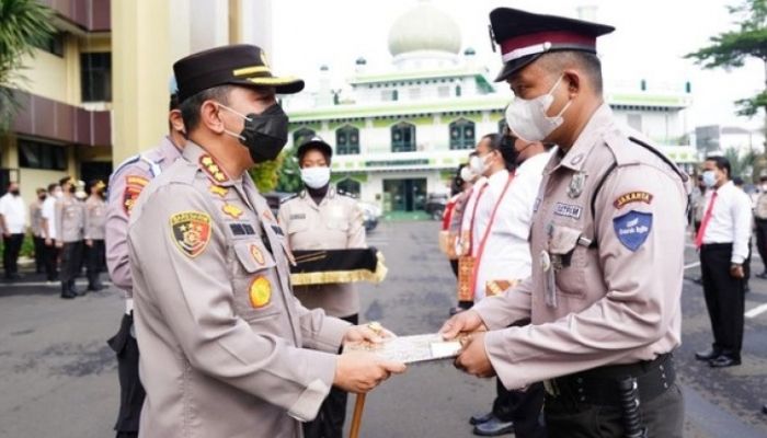 Polrestro Jaksel Beri Penghargaan Satpam Bank BJB yang Berhasil Gagalkan Perampokan