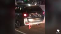 Viral Video 9 Detik, Bra Merah Nyangkut di Bagasi Belakang Mobil, Warganet Ngakak