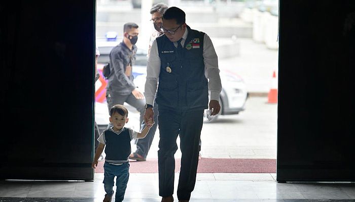 Kembali Berdinas di Gedung Sate, Ridwan Kamil Hadir Bersama Putra Bungsunya