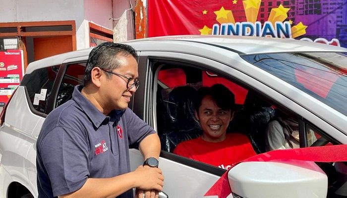 Apresiasi Kinerja Outlet, Telkomsel Serahkan Hadiah Mobil kepada Outlet di Garut