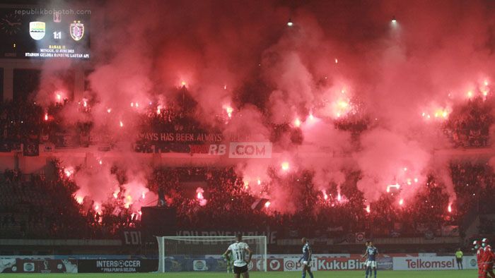 Lagi, Persib Bandung Sudah Didenda Rp400 Juta Gegara Flare, Sanksi Berikutnya Menanti, Manajemen Persib Langsung Bereaksi!