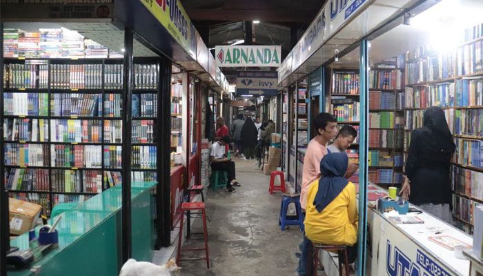 Koleksi Lengkap Pasar Buku Palasari Jadi Surganya Pecinta Buku