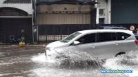 9 Cara Aman Melewati Banjir dengan Mobil Agar Mesin Tidak Mati Atau Rusak