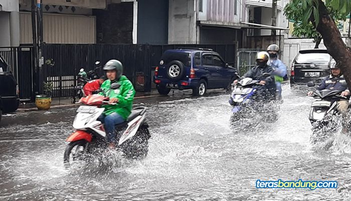 Sebelum Nekat Terobos Banjir Pakai Motor Matic, Ketahui Dulu Tekniknya Agar Tidak Mogok