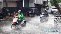 Sebelum Nekat Terobos Banjir Pakai Motor Matic, Ketahui Dulu Tekniknya Agar Tidak Mogok