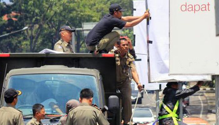 Sejumlah Reklame Ilegal di Kota Bandung Ditertibkan