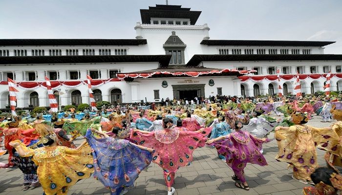 Jadi Warisan Budaya Tak Benda Indonesia, Tari Merak Digelar Massal di Gedung Sate