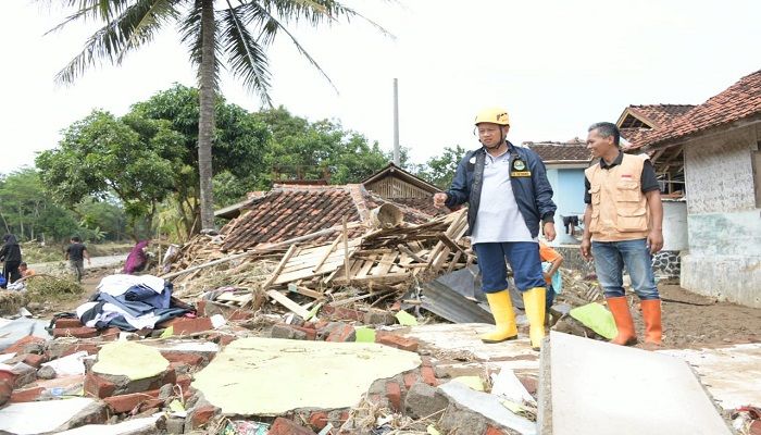 Tinjau Banjir Pameungpeuk Garut, Wagub Jabar Salurkan Bantuan
