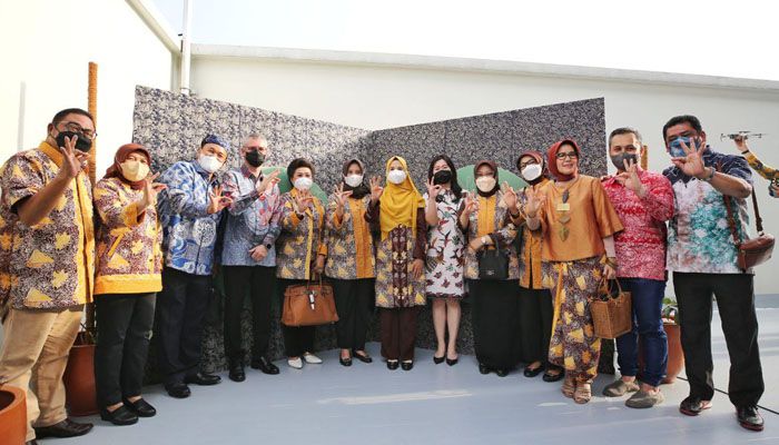 Jadi Tema Hari Batik Nasional, Batik Raksasa Bercorak Khas Kota Bandung Dipamerkan 