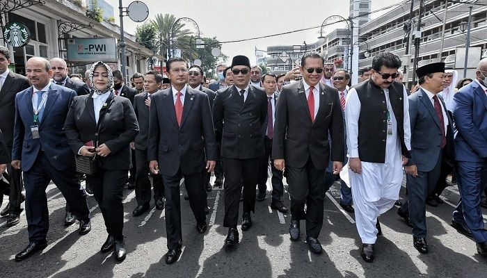 Segarkan Spirit KAA, Ridwan Kamil Ikuti 'Historical Walk' Konferensi Internasional MPR 