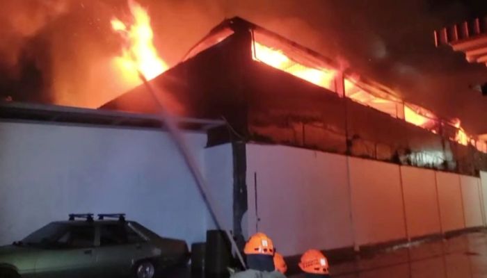 Petugas Diskar Kota Bandung Berjuang 12 Jam Lebih Padamkan Kebakaran Gudang Triplek 