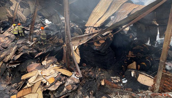 Up Date Kebakaran di Gudang Triplek, Diskar Butuh 37 Jam dan Ratusan Ribu Liter Air