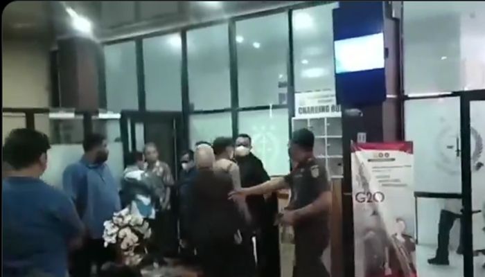 Viral Video Nikita Mirzani Berteriak Histeris di Kejari Serang Karena Menolak Ditahan 