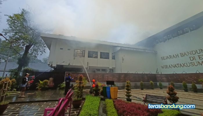 Gedung Bappelitbang Balai Kota Bandung Terbakar, 20 Unit Pemadam Kebakaran Dikerahkan 