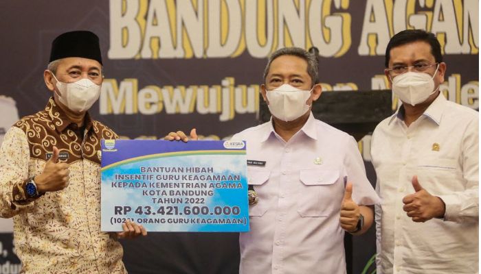 Pemkot Bandung Salurkan Bantuan Kepada 2.870 Mahasiswa dan 10.267 Guru Keagamaan