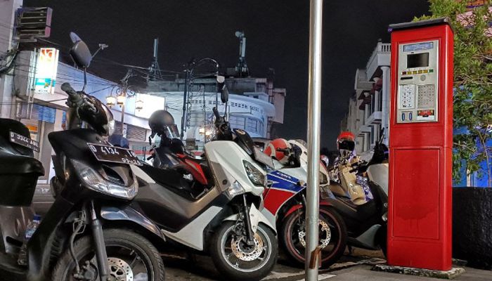 Bandung Wetan Sosialisasikan Larangan Parkir di Trotoar dan Bahu Jalan