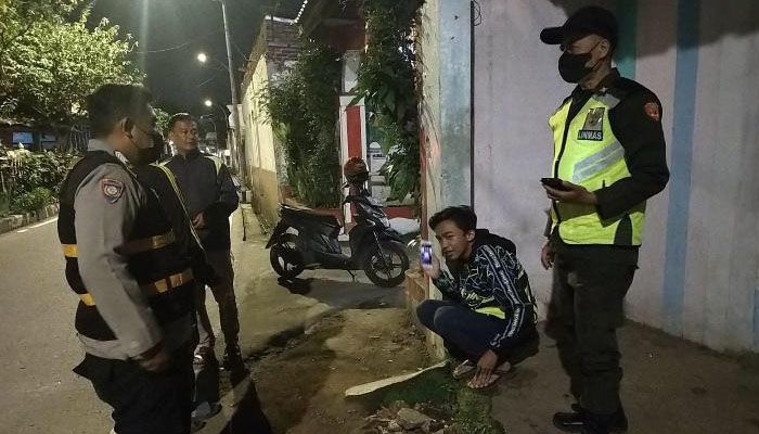 Jaga Keamanan Kota Bandung dari Tindak Kejahatan, Linmas dan Masyarakat Serentak Siskamling Rutin