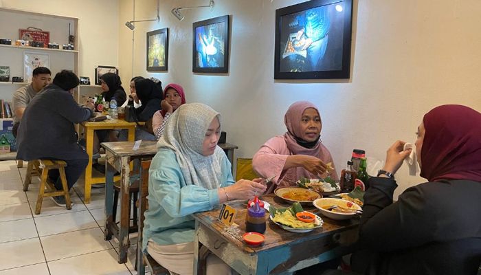 Mau Nostalgia Makan di Rumah Teman Sekolah, Datang Saja ke Imah Babaturan