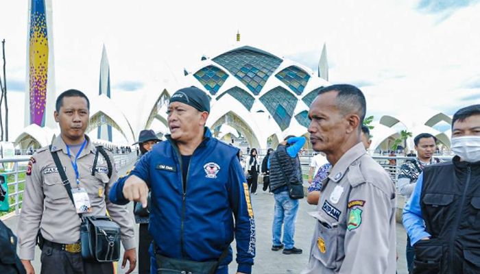 Makin Hari Terus Bertambah, Pemkot Bandung Tertibkan PKL di Masjid Raya Al Jabbar