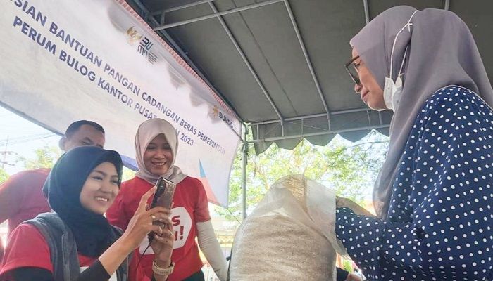 Pantau Distribusi Bantuan Pangan Beras di Surabaya, Pos Indonesia Pastikan Lancar Tanpa Kendala