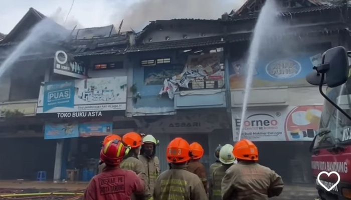 Terjadi Kebakaran di Pasar Induk Caringin Bandung, Asap Hitam Membumbung Tinggi