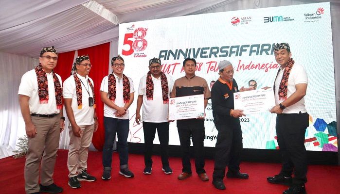 HUT ke-58, Telkom Jawa Barat Serahkan Bantuan Pendidikan dan Sarana Umum di Sukabumi