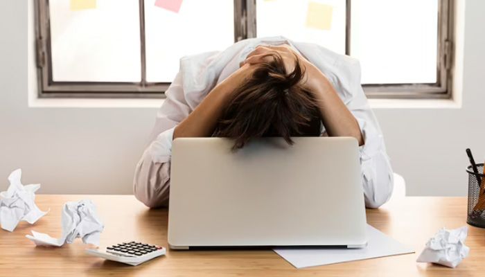 5 Kebiasaan Buruk yang Harus Dihindari Saat Bekerja, Salah Satunya Mengeluh Pekerjaan di Media Sosial 