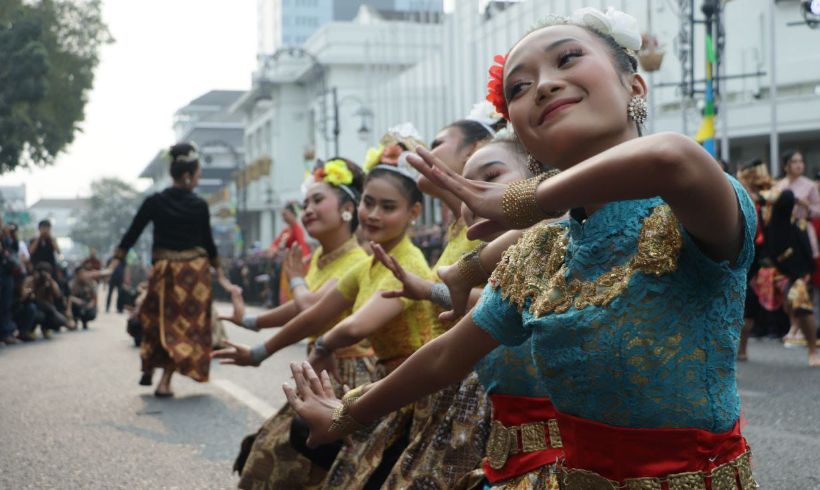 Kemeriahan Kirab Pancasila, Pentaskan Puluhan Kesenian Bikin Turis Lokal dan Mancanegara Senang