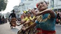 Kemeriahan Kirab Pancasila, Pentaskan Puluhan Kesenian Bikin Turis Lokal dan Mancanegara Senang