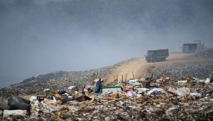 Bey Machmudin Ingin Api di TPA Sarimukti Padam dalam Dua Minggu