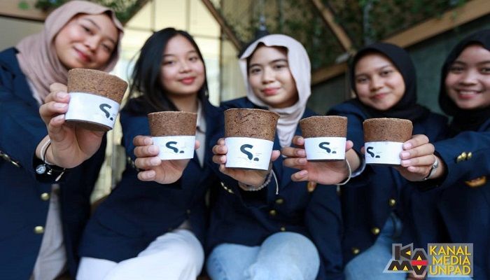 Gelas dari Kulit Biji Kopi Karya Mahasiswa Unpad Ini Bisa Dimakan Lho!