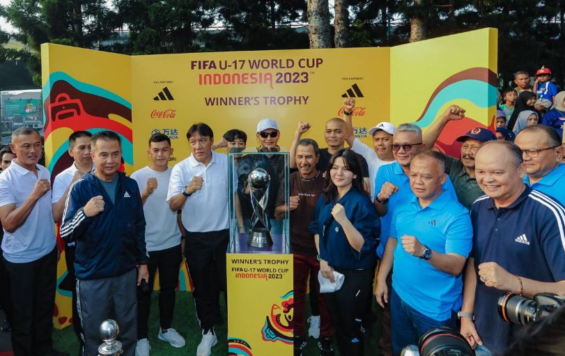 Masyarakat Sambut Antusias Trofi Piala Dunia U-17 2023 yang Dipamerkan di Kota Bandung 