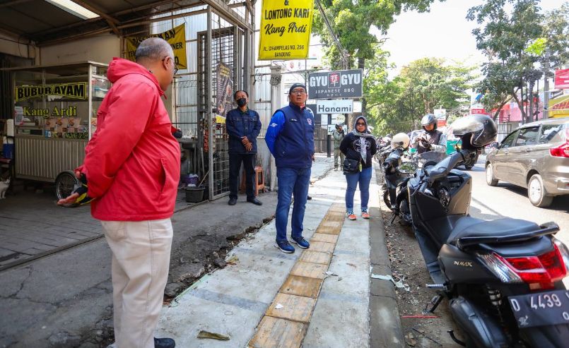 Pemkot Bandung Pastikan Perbaikan Trotoar Jalan Cihampelas dan Gatot Subroto Tuntas Akhir Tahun Ini