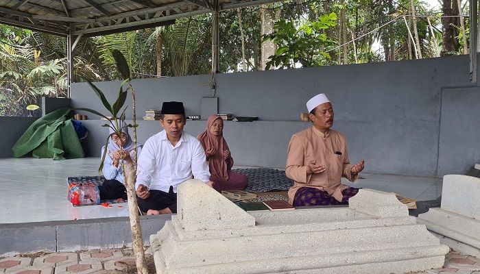 Awali Kampanye, Caleg Golkar Edi Rusyandi Minta Doa Restu Orang Tua dan Ziarah ke Makam Kakek