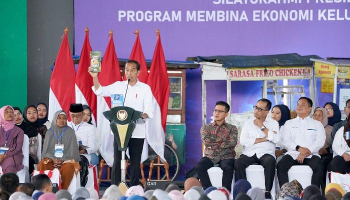 Kunjungi Nasabah PNM Mekaar di Kabupaten Bandung, Jokowi Puji Kemasan Produk UMKM Tembus Ekspor