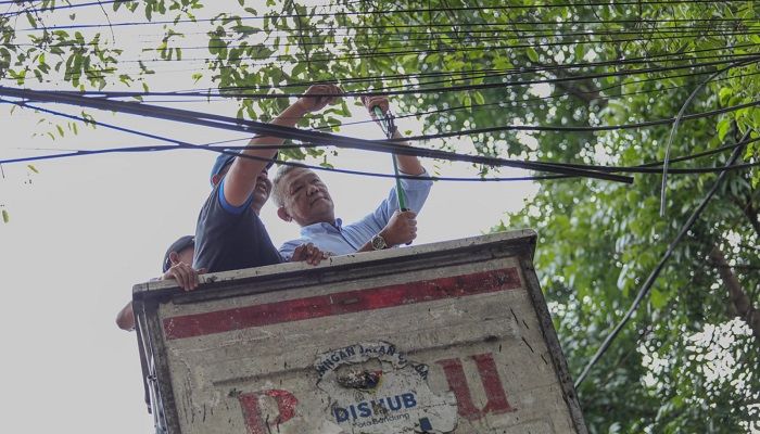  Pemkot Bandung Genjot Penurunan dan Perapian Kabel Udara