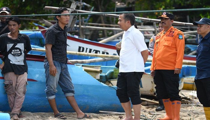 Tinjau Banjir Rob di Rancabuaya, Bey Imbau Nelayan tak Melaut hingga 20 Maret