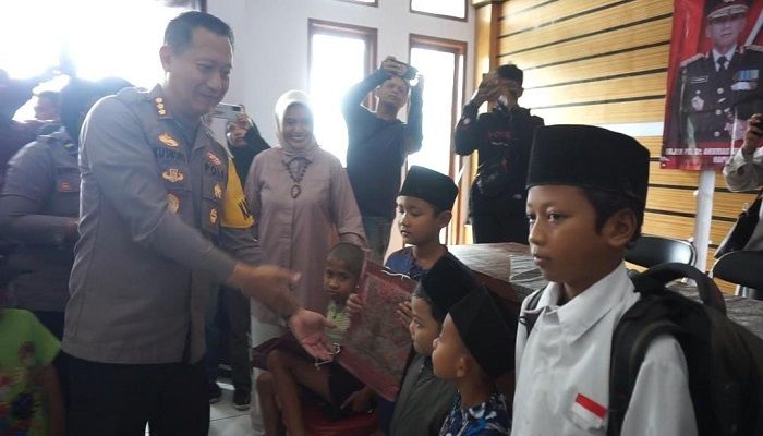 Kapolresta Bandung Berikan Santunan kepada Anak Yatim di Pasirjambu