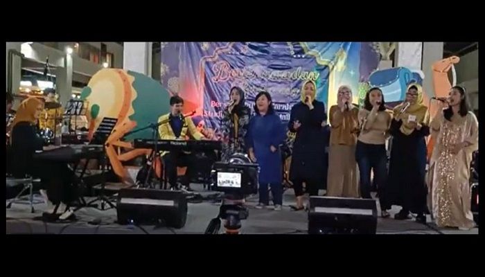 Bawakan Lagu 'Terlambat', Guru PCMS Hibur Pengunjung Metro Indah Mall