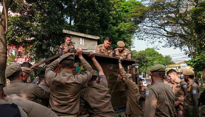 Satpol PP Tertibkan Bangunan Liar dan PKL di Jalan Sumatera