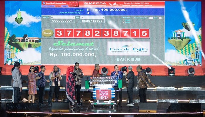 Nasabah bank bjb Memenangkan Hadiah Ratusan Juta Rupiah pada Undian Simpeda di Pontianak