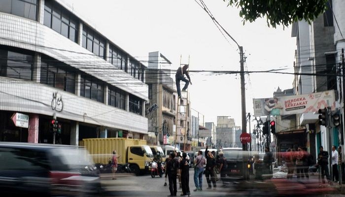 Diskominfo Rapikan Kabel Udara di 20 Kilometer Ruas Jalan Sepanjang 2024